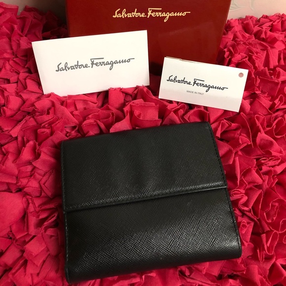 2️⃣2️⃣5️⃣ Salvatore Ferragamo Wallet - Picture 2 of 16